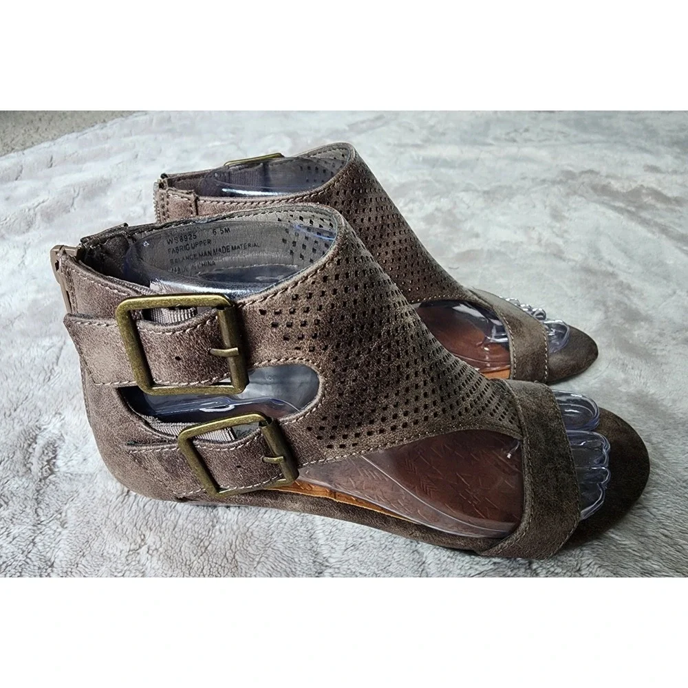 Sugar Wigout Demi Wedge Sandals Brown Perforated T-Strap Dual Buckle Womens 6.5
